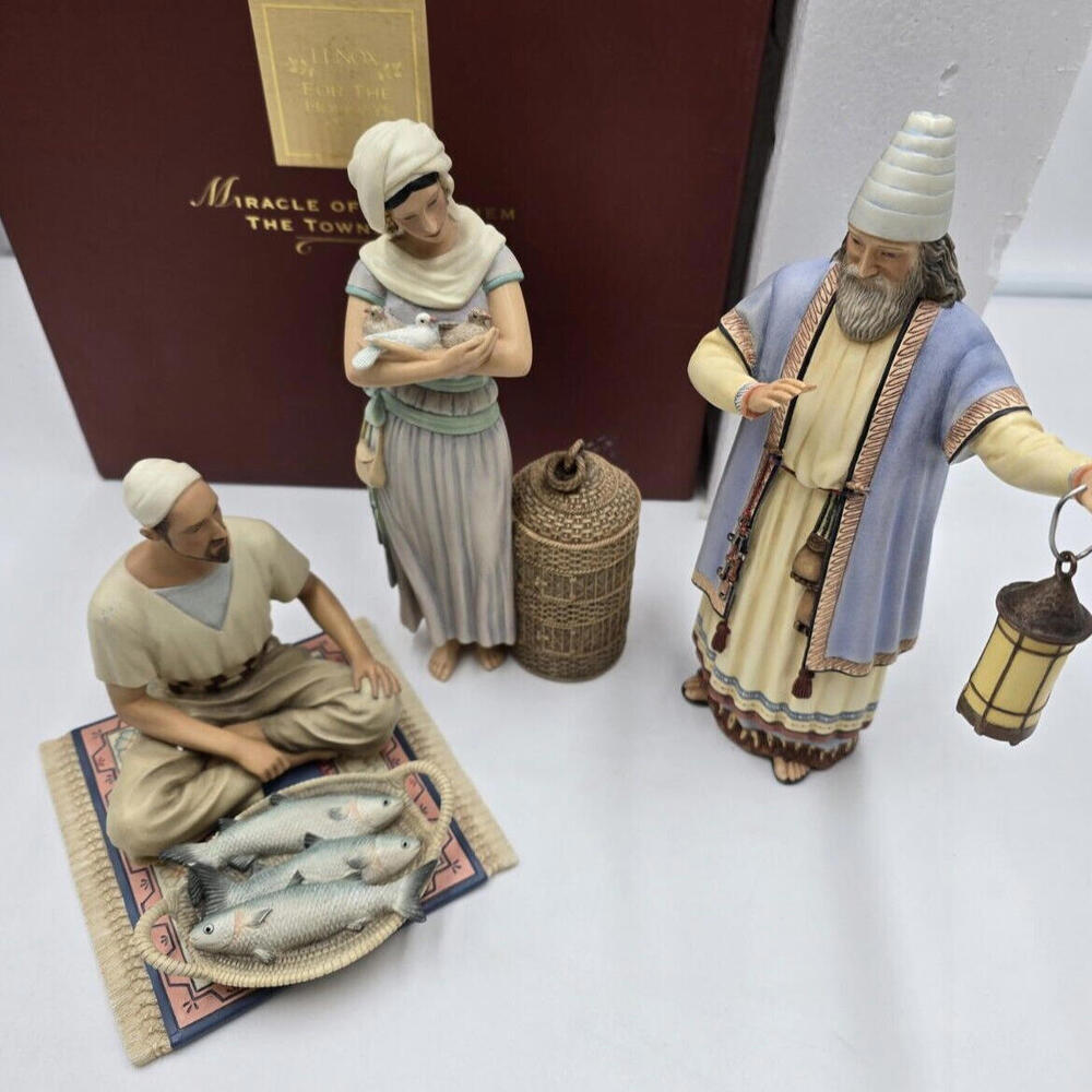 Lenox Miracle in Bethlehem The Townspeople Set of 3 With Box‎